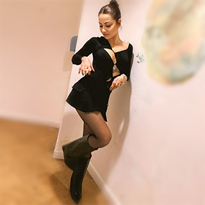 Paloma Berlin verführerische Escort mit schlanker Figur verführt bei Fingerspielen